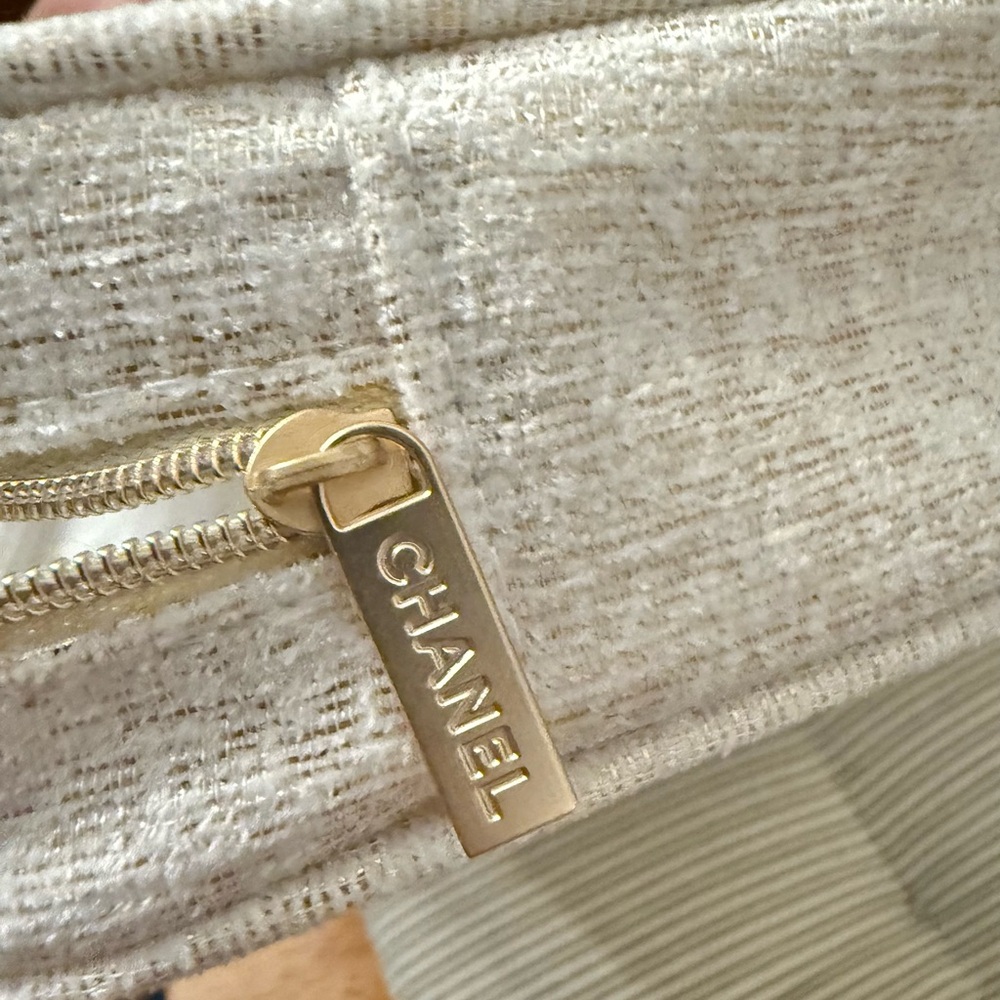 Authentic Chanel Cream Women's Cosmetic Bag Makeup Pouch New with Box - Picture 8 of 13